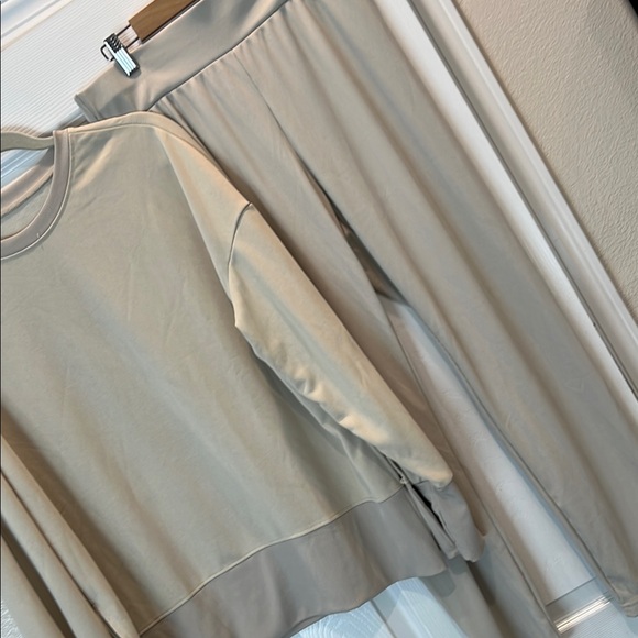 Beige Lounge Set - Picture 6 of 8